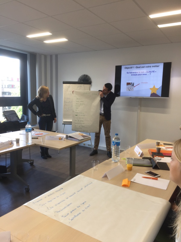 Notre directeur technique et pédagogique fait intervenir nos stagiaires. Ici c'est l'Agent Général Monsieur Stéphane THOURIGNY qui retient l'attention de la salle accompagné par L'Agent Général Madame Sabrina BOULONGNE.