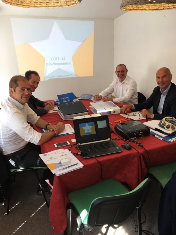Les quatre agents généraux autour du classeur ACPR.