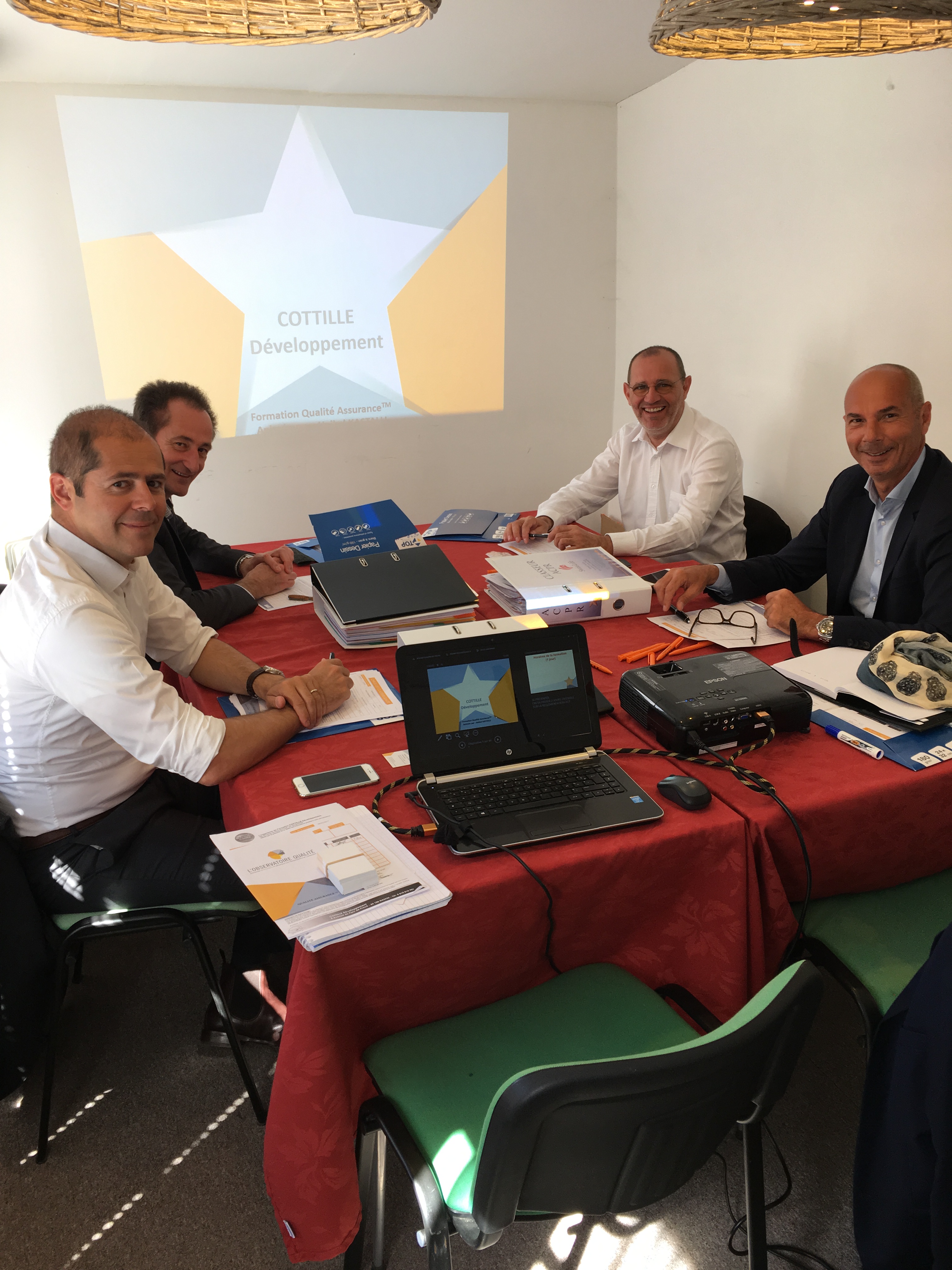 Les quatre agents généraux autour du classeur ACPR.
